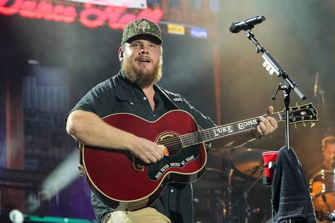 Luke Combs Height